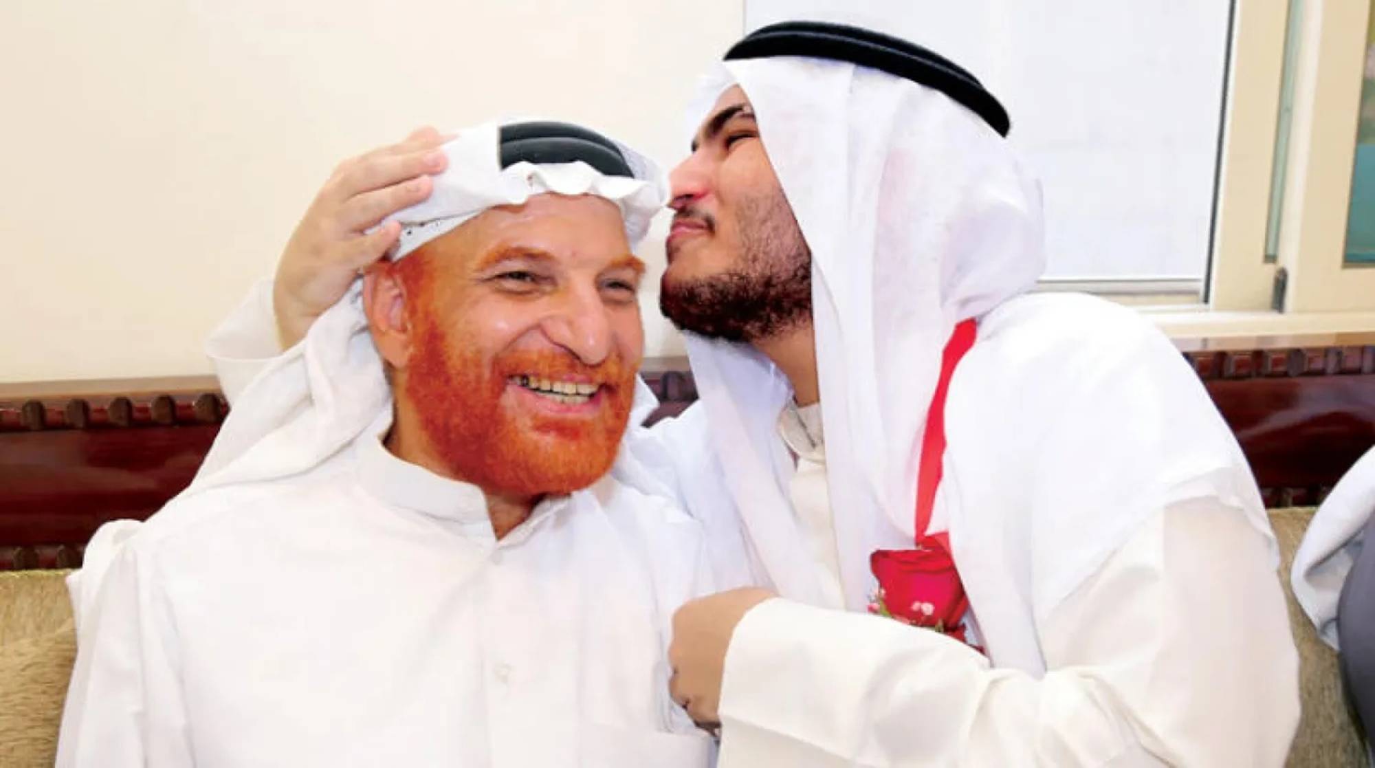 موسى الخنيزي ووالده بعد عودته من الخطف منذ أن كان رضيعاً (الشرق الأوسط)