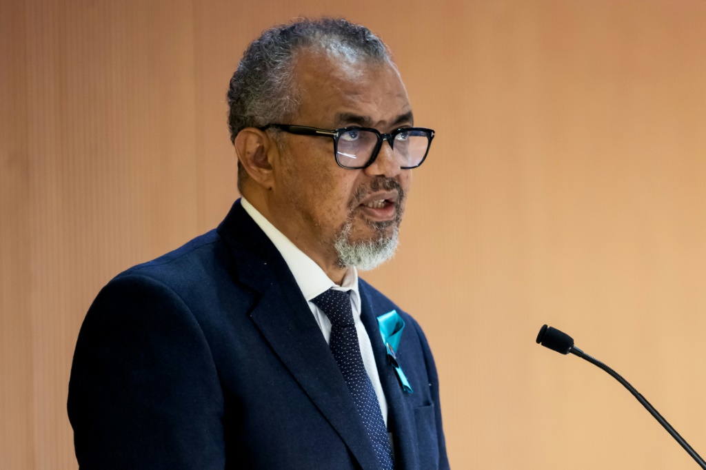     المدير العام لمنظمة الصحة العالمية تيدروس أدهانوم غيبرييسوس في 19 أيار/مايو 2025 في مقر المنظمة في جنيف (أ ف ب)