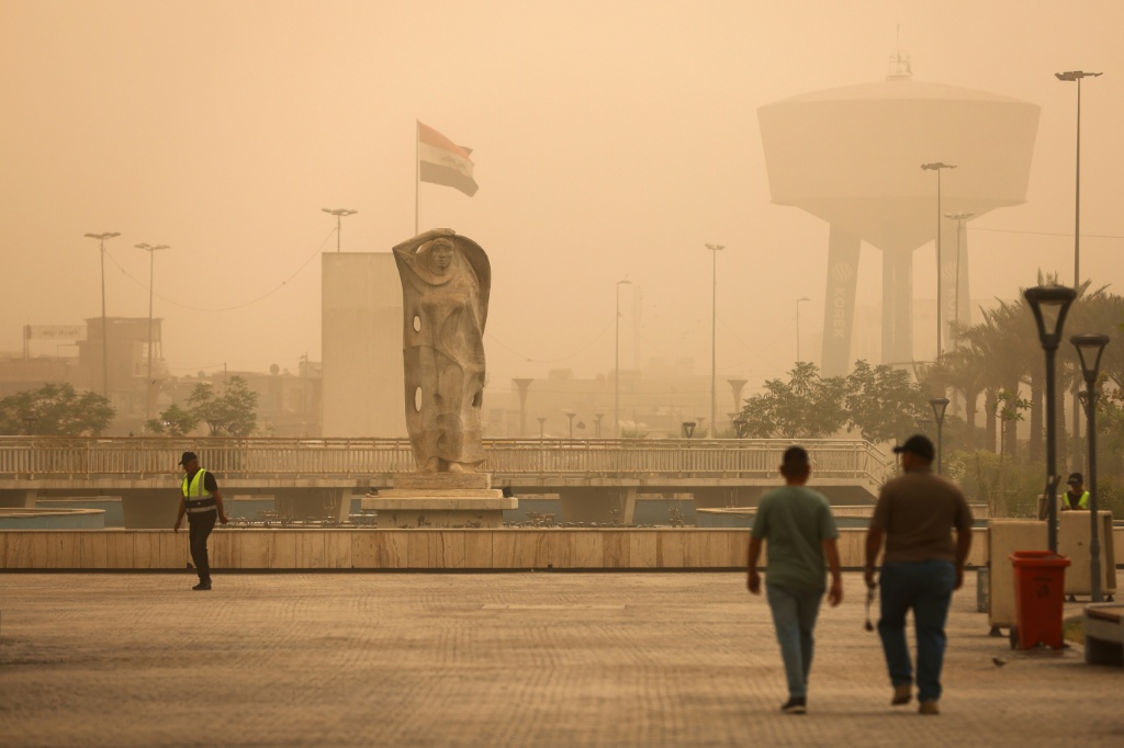لقطة من بغداد أثناء موجة غبار يوم 5 أيار/مايو 2025 (أ ف ب)