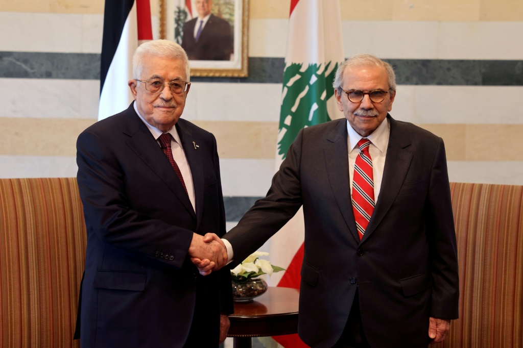 صورة نشرتها الرئاسة الفلسطينية تظهر الرئيس محمود عباس أثناء اجتماعه مع رئيس الوزراء اللبناني نواف سلام في بيروت في 22 أيار/مايو 2025 (أ ف ب)