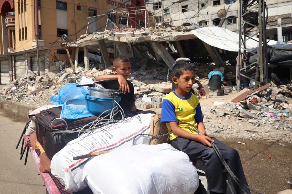 منذ 7 أكتوبر/ تشرين الأول 2023، نزح الفلسطينيون في غزة مرات كثيرة جراء حرب الإبادة التي تشنها إسرائيل عليهم (أ ف ب)