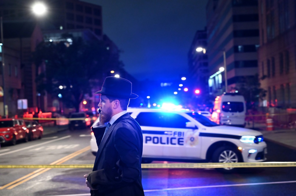 صورة من أمام المتحف اليهودي في واشنطن بعد عملية إطلاق النار التي أودت بحياة موظفين في السفارة الإسرائيلية، في 21 أيار/مايو 2025 (أ ف ب)
