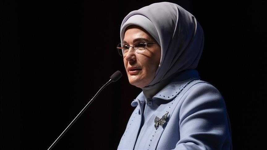 أمينة أردوغان تدعو لتعزيز مكانة الأسرة لمواجهة العزلة وشيخوخة العالم (الأناضول)
