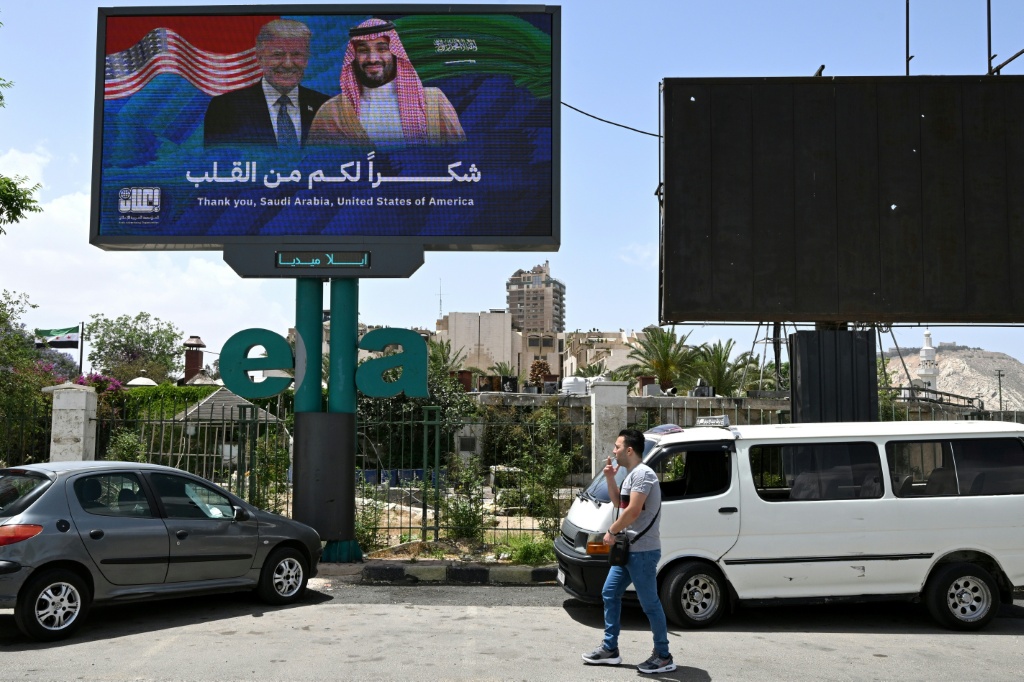    لافتة شكر للرئيس الاميركي دونالد ترامب وولي العهد السعودي الامير محمد بن سلمان في دمشق 14 ايار/مايو (أ ف ب)