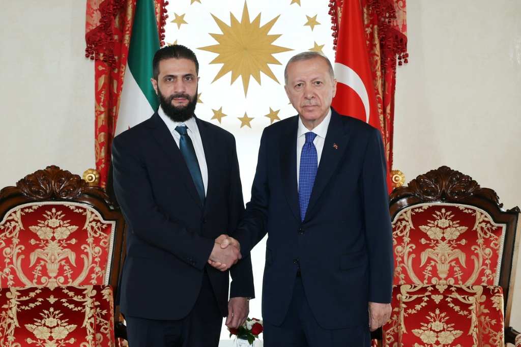 صورة نشرتها دائرة الإعلام الرئاسية التركية في إسطنبول في 24 أيار/مايو 2025 تظهر الرئيس التركي رجب طيب أردوغان والرئيس السوري الانتقالي أحمد الشرع (أ ف ب)
