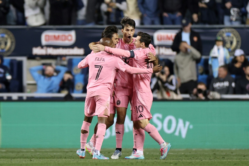   لاعبو انتر ميامي يحتفلون بهدف التعادل في مرمى فيلادلفيا يونيون (3-3) في الدوري الاميركي في 24 أيار/مايو 2025 (أ ف ب)