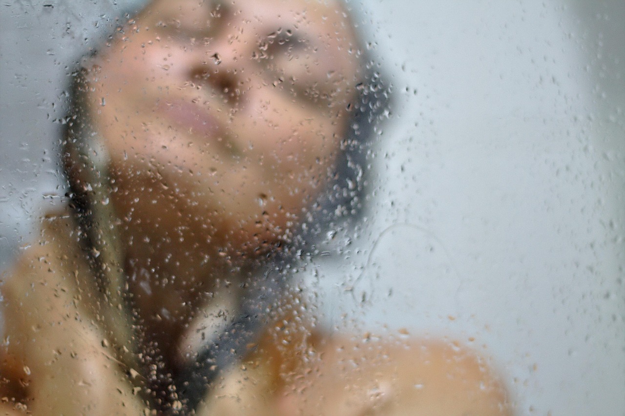 هل ينبغي الاستحمام صباحا أم مساء؟... دراسة توضح الفرق (بيكسابي)