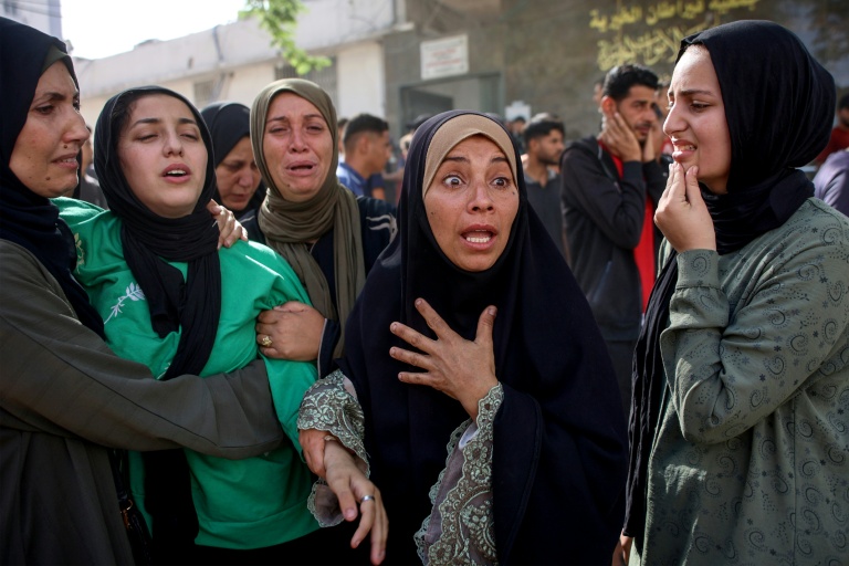 نساء ينعين أقاربهن الذين قُتلوا في غارة إسرائيلية في مستشفى الشفاء في مدينة غزة في 26 أيار/مايو 2025 (أ ف ب)