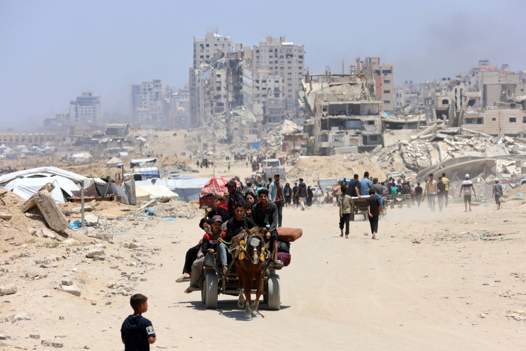 فلسطينيون يفرون من شمال غزة عبر طريق الرشيد الساحلي في 25 أيار/مايو 2025 (أ ف ب)