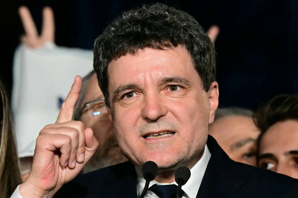    الرئيس الروماني نيكوسور دان يتحدث إلى مؤيديه بفي بوخارست، في 18 أيار/مايو 2025 (أ ف ب)