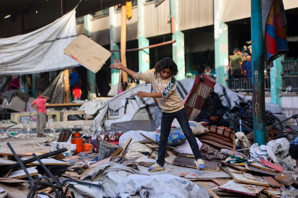 مشهد من الخراب الذي ألحقه قصف إسرائيلي بمدرسة فهمي الجرجاوي التي تؤوي نازحين في مدينة غزة، في 26 أيار/مايو 2025 (أ ف ب)
