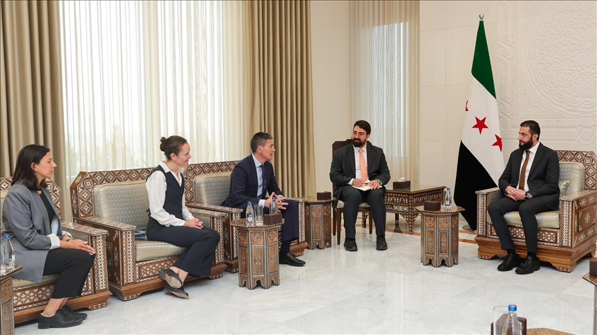 الشرع يبحث مع رئيس لجنة الإنقاذ الدولية تعزيز عملها في سوريا (الأناضول)
