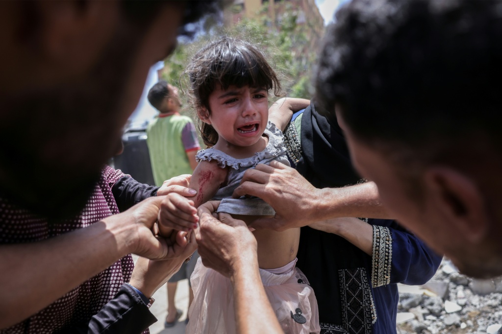 طفلة أصيبت في غارة إسرائيلية على حي الصفطاوي غرب جباليا شمال قطاع غزة في 27 أيار/مايو 2025 (أ ف ب)