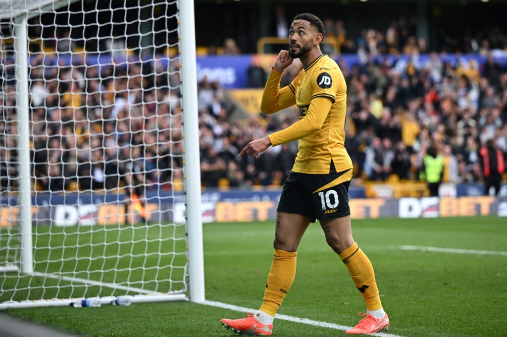مهاجم ولفرهامبتون البرازيلي ماتيوش كونيا محتفلا بتسجيل هدف في مرمى توتنهام في الدوري الانكليزي الممتاز. 16 نيسان/ابريل 2025025. (أ ف ب)