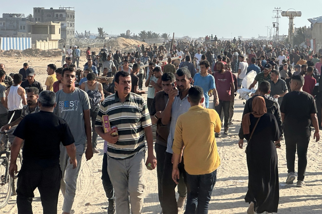    نازحون فلسطينيون يتلقون طرودا غذائية من مؤسسة مدعومة من الولايات المتحدة تعهدت بتوزيع المساعدات الإنسانية في غرب رفح جنوب قطاع غزة في 27 أيّار/مايو 2025. (أ ف ب)