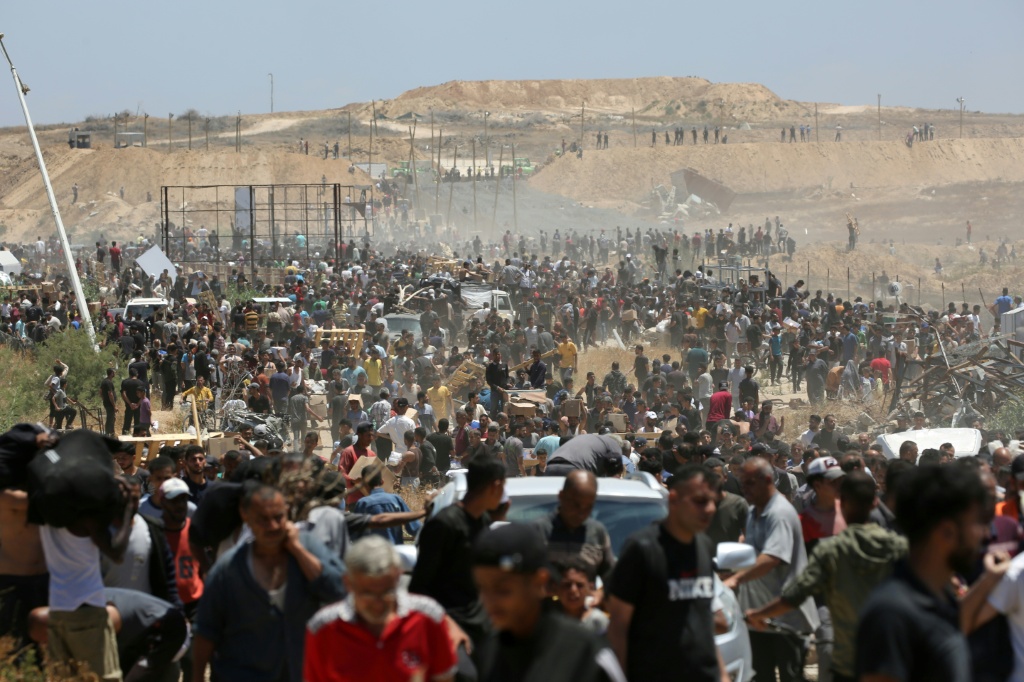 صورة مؤرخة في 29 أيار/مايو 2025 لفلسطينيين نازحين في وسط قطاع غزة (أ ف ب)