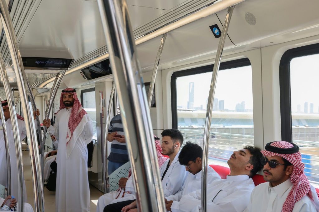    سعوديات يخرجن من عربة مترو في محطة "اس تي سي" في الرياض في 27 نيسان/ابريل 2025 (أ ف ب)