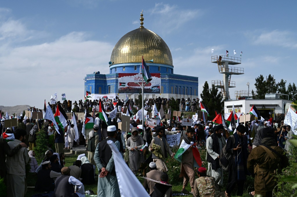 أفغان يحملون رايات طالبان والأعلام الفلسطينية يشاركون في احتجاج مناهض لإسرائيل لإظهار تضامنهم مع الفلسطينيين بعد صلاة الجمعة أمام مسجد يشبه "قبة الصخرة" في القدس، على قمة تل وزير أكبر خان، في كابول في 30 أيار/مايو 2025 (أ ف ب)