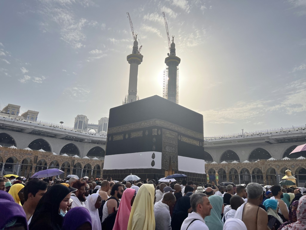 صورة للافتة إعلانات في الشارع مكتوب عليها "لا حج بلا تصريح" في الرياض في 3 حزيران/يونيو 2024، قبل أيام من موسم الحج الذي يحلّ في منتصف الشهر الجاري (أ ف ب)