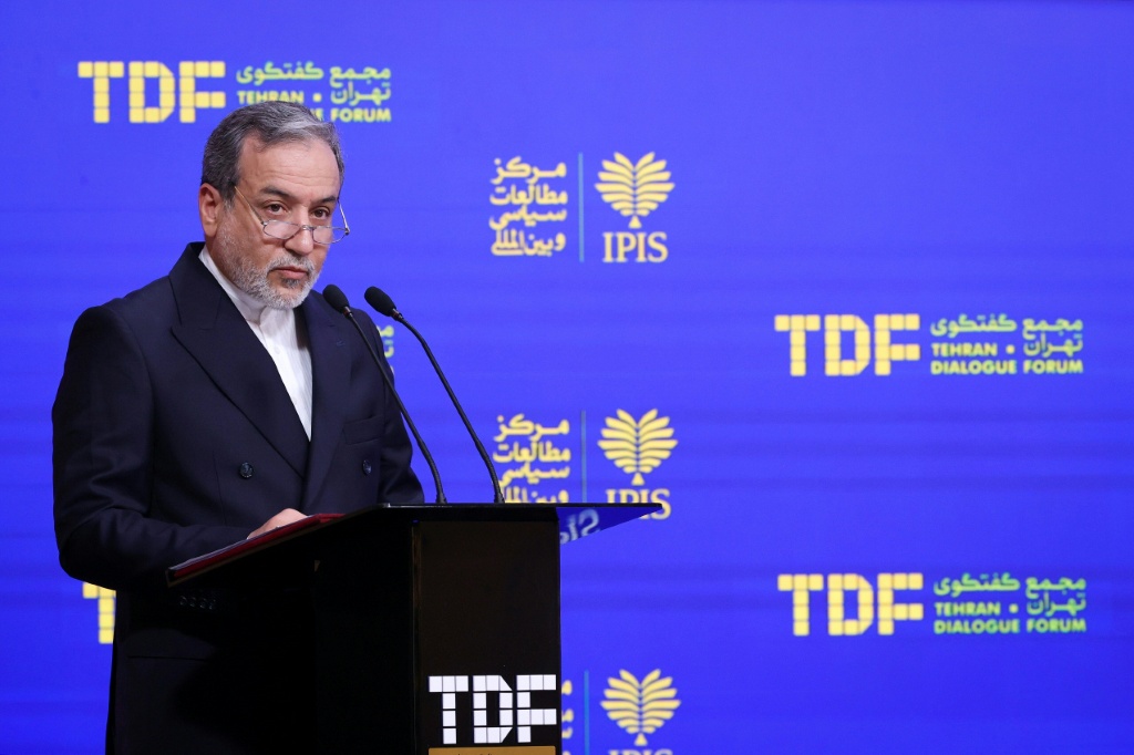    وزير الخارجية الايراني عباس عراقجي يتحدث خلال منتدى في طهران في 18 أيار/مايو 2025 (أ ف ب)