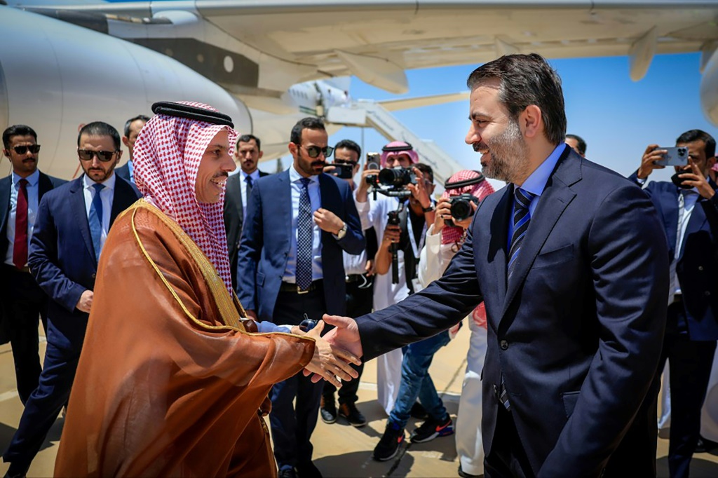    وزير الخارجية السوري أسعد الشيباني مستقبلا نظيره السعودي الأمير فيصل بن فرحان في 31 أيار/مايو 2025 في مطار دمشق الدولي، في إطار زيارة تهدف الى بحث سبل دعم اقتصاد سوريا (أ ف ب)