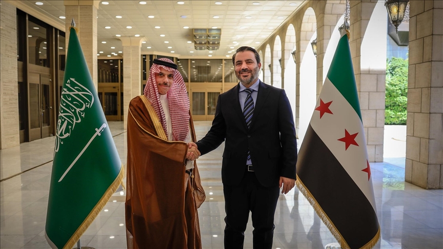 السعودية تعلن تقديم دعم مالي مشترك مع قطر للقطاع العام في سوريا (الأناضول)