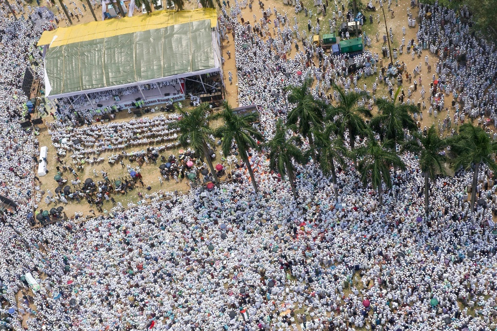 صورة جوية تظهر تظاهرة لجماعة حفظة الإسلام في بنغلادش في العاصمة دكا في 3 أيار/مايو 2025 (أ ف ب)