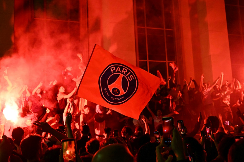 جماهير باريس سان جرمان تحتفل بتتويج فريقها بلقب دوري ابطال اوروبا على حساب انتر ميلان الايطالي في 31 ايار/مايو 2025 (أ ف ب)