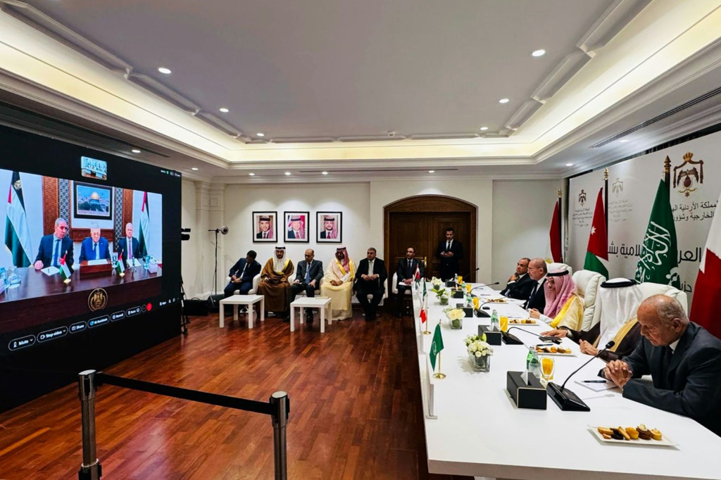 قال بن فرحان "في غزة حرب إبادة، وفي الضفة الغربية خطوات متتالية من الواضح أنها تهدف لإضعاف السلطة الفلسطينية، وبالتالي تقويض إمكانية قيام الدولة الفلسطينية"