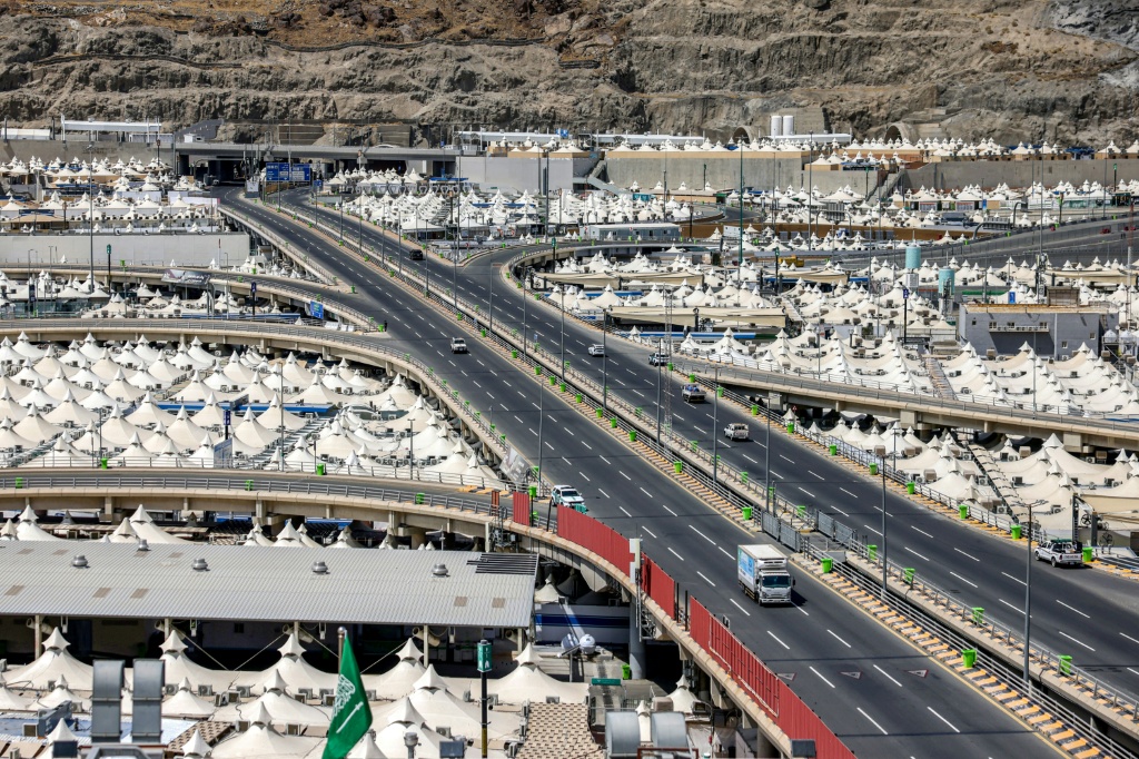    صورة مؤرخة في 1 حزيران/يونيو 2025 لخيم ينزل فيها حجاج في منى قرب مدينة مكة المكرمة في السعودية (أ ف ب)
