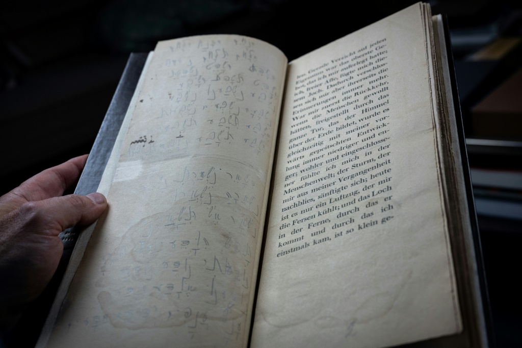    صورة تظهر صفحتين، إحداهما مغطاة بأفعال عبرية مكتوبة بخط يد الكاتب فرانز كافكا في قصته القصيرة "تقرير إلى أكاديمية" الصادرة عام 1919، في باريس بتاريخ 28 أيار/مايو 2025 (ا ف ب)