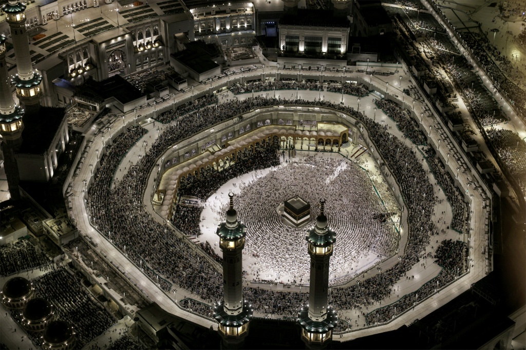    مسلمون يتجمعون حول الكعبة في المسجد الحرام في مكة المكرمة في الأول من حزيران/يونيو 2025 قبيل انطلاق موسم الحج (أ ف ب)