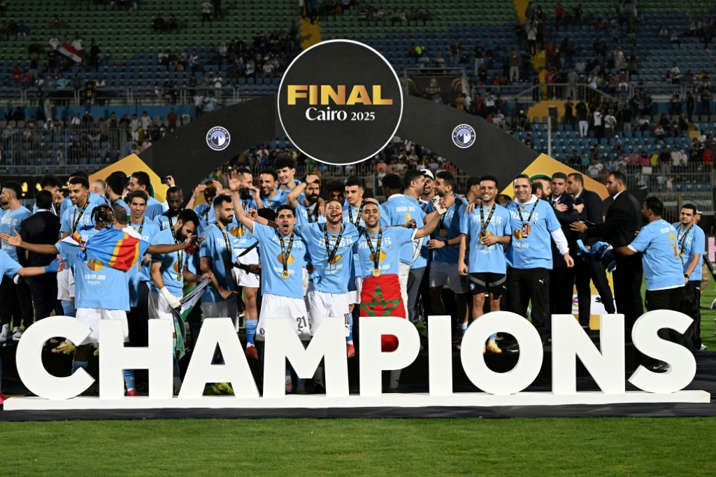     لاعبو بيراميدز يحتفلون بإحراز لقب دوري أبطال إفريقيا لكرة القدم للمرة الاولى في تاريخهم (أ ف ب)   