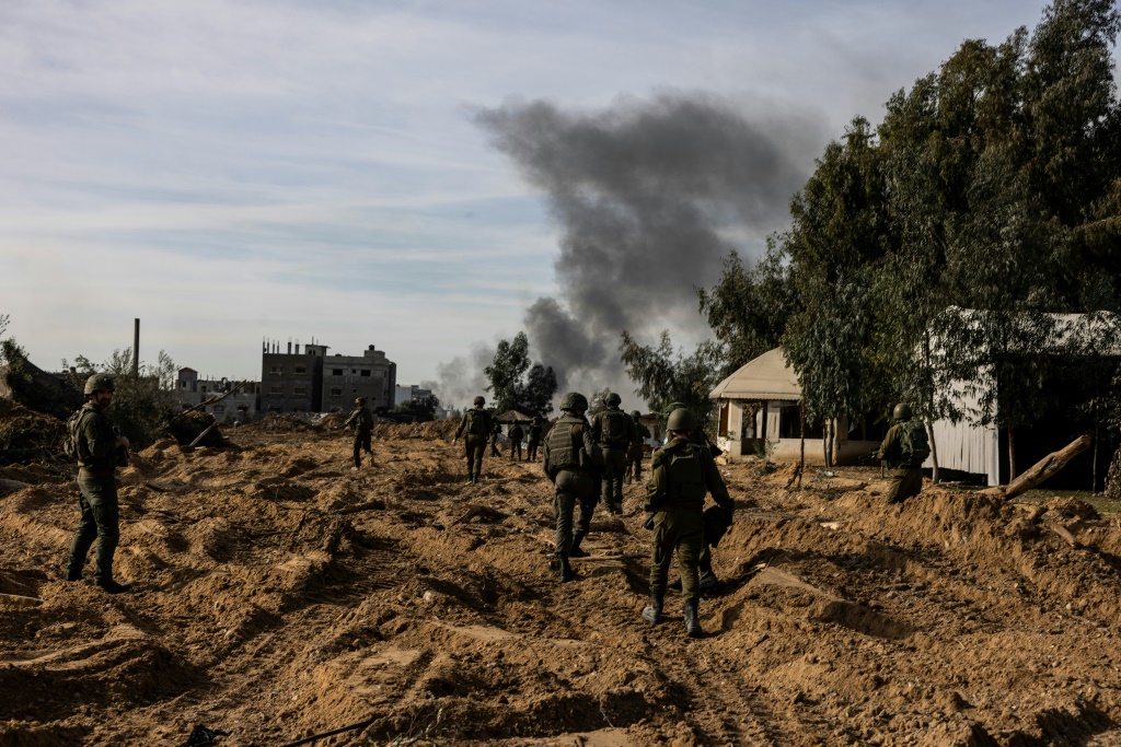 تأتي العمليتان ضمن رد الفصائل الفلسطينية على حرب الإبادة الجماعية التي تشنها إسرائيل، بدعم أمريكي، على غزة للشهر العشرين على التوالي (أ ف ب)