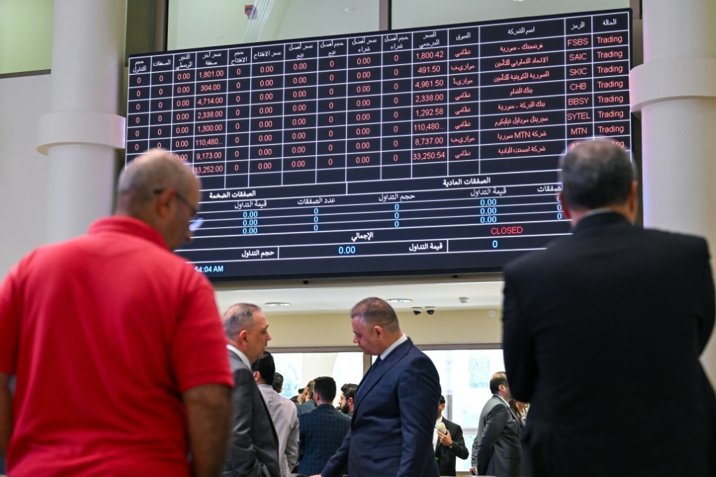     سوق الأوراق المالية في دمشق في أول ايام افتتاحه بعد إغلاق دام نحو ستة أشهر بتاريخ 2 حزيران/يونيو 2025 (ا ف ب)