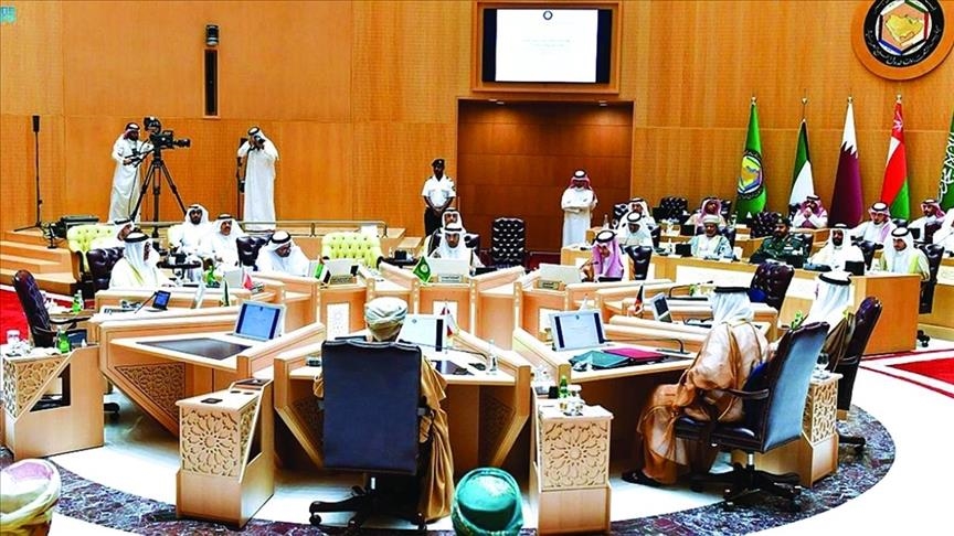 أكد المجلس الوزاري على أهمية ما ورد في بيان القمة العربية غير العادية "قمة فلسطين" بالقاهرة مؤخرا بشأن نشر قوات حماية وحفظ سلام دولية في الأراضي الفلسطينية بغزة والضفة الغربية، بقرار من مجلس الأمن (الاناضول)