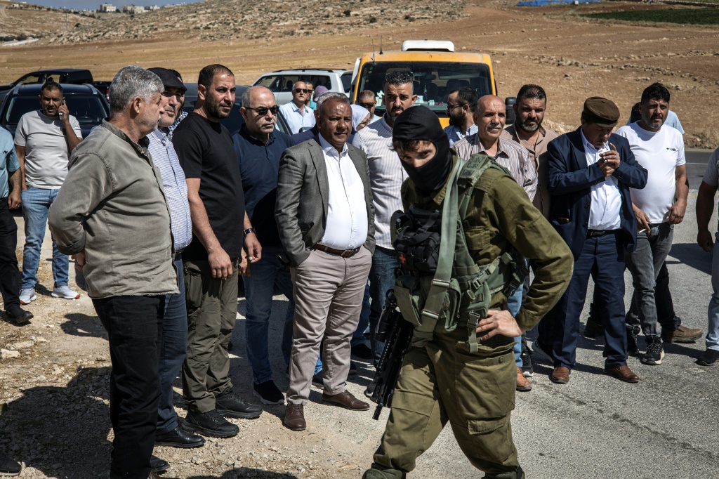 قوات الأمن الإسرائيلية تمنع وفدا من السلطة الفلسطينية من دخول قرية التواني في منطقة مسافر يطا بالضفة الغربية المحتلة في 2 حزيران/يونيو 2025 (ا ف ب)   
