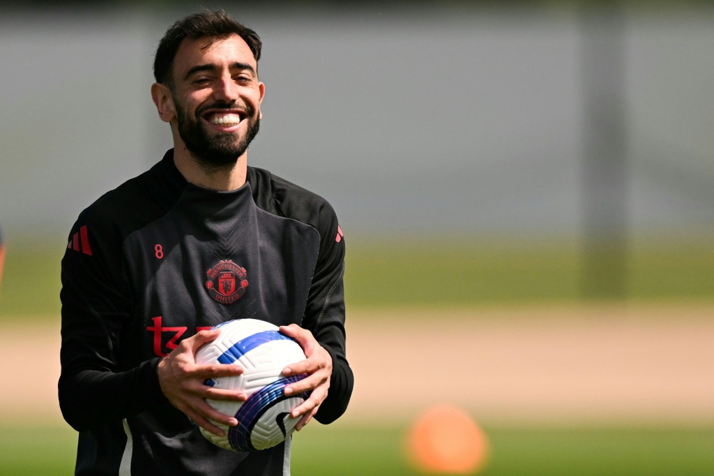 البرتغالي برونو فرنانديش لاعب خط وسط مانشستر يونايتد خلال مشاركته في تمارين فريقه في مجمع كارينغتون للتدريب في مانشستر، شمال غرب إنكلترا في 14 أيار/مايو 2025 (أ ف ب)