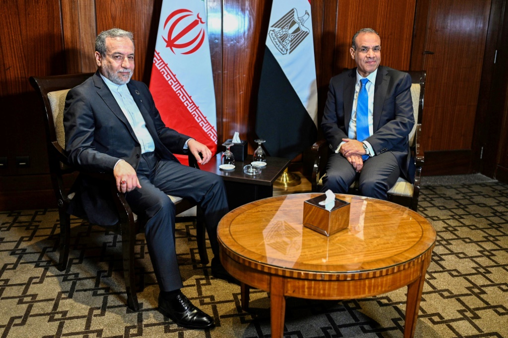  وزير الخارجية الإيراني عباس عراقجي إلى جانب نظيره المصري بدر عبد العاطي في القاهرة بتاريخ 2 حزيران/يونيو 2025 (أ ف ب)