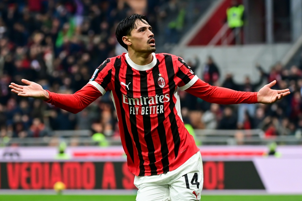    الهولندي تيجاني رايندرس لاعب خط وسط ميلان بعد تسجيله الهدف الثاني لفريقه أمام بارما على ملعب سان سيرو في ميلانو، إيطاليا في 26 كانون الثاني/يناير 2025 (أ ف ب)