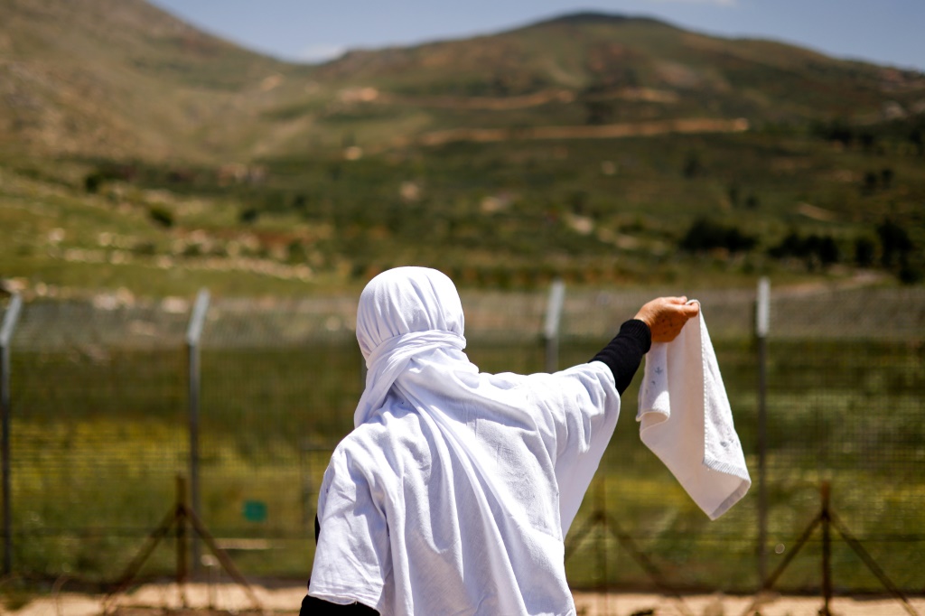    امرأة درزية في الجانب الإسرائيلي المحتلّ من هضبة الجولان السورية في الثالث من أيار/مايو 2025 (أ ف ب)