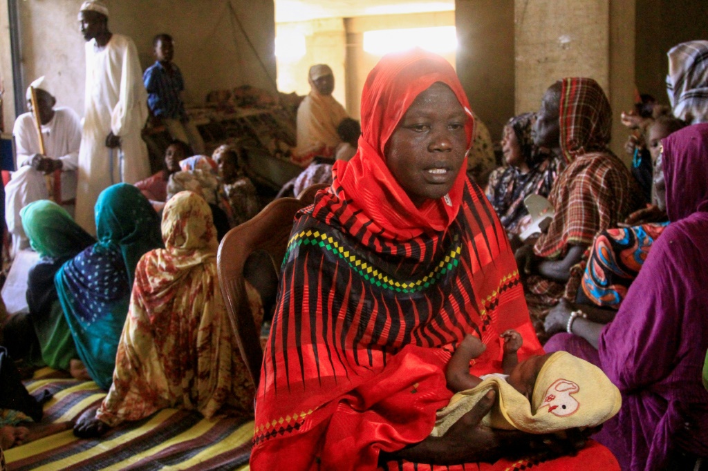 نازحون سودانيون في ملجأ بعد إجلائهم من قِبل الجيش السوداني إلى منطقة أكثر أمانا في أم درمان، في 13 أيار/مايو 2025، في خضم الحرب في السودان (أ ف ب)