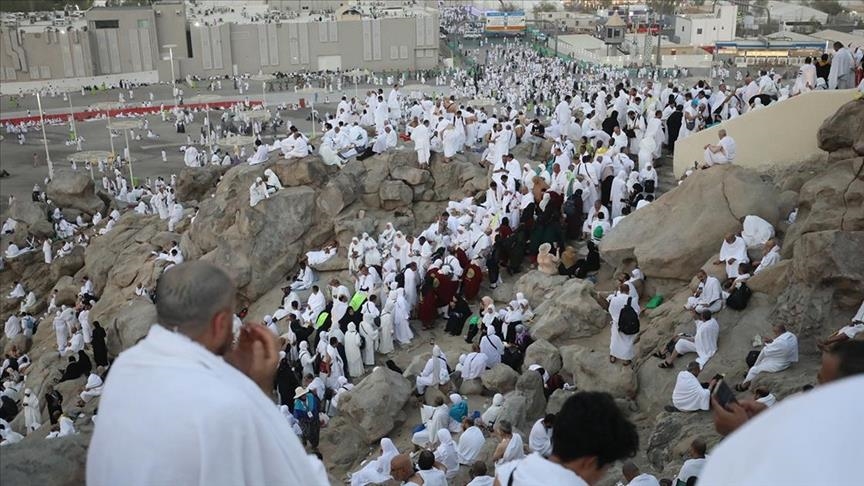 الحجاج يواصلون التوافد على منى لقضاء (يوم التروية) أول مناسك الحج (الأناضول)