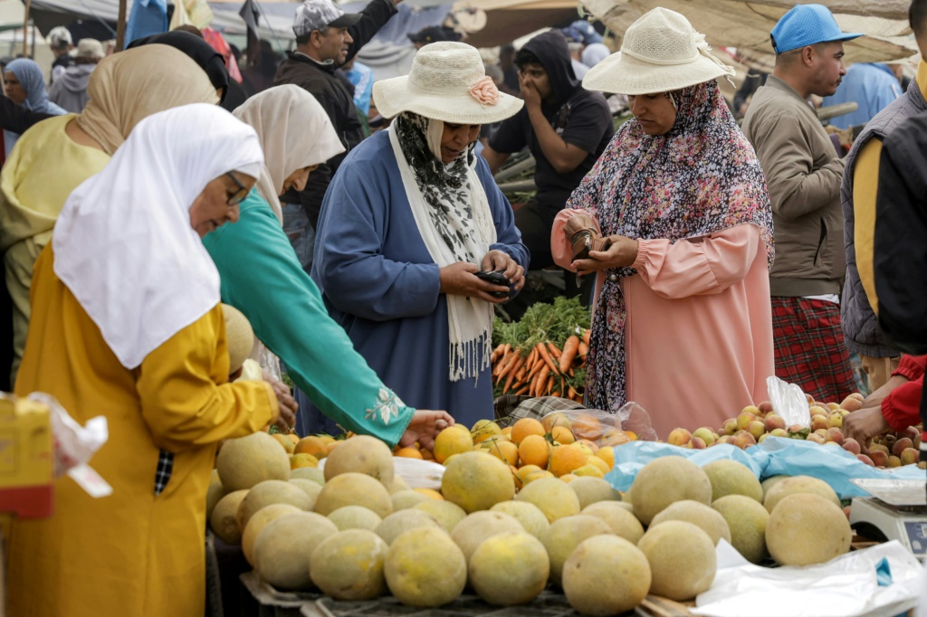 زبائن في سوق الخميسات في المغرب قبل عيد الأضحى في الثالث من حزيران/يونيو 2025 (أ ف ب)