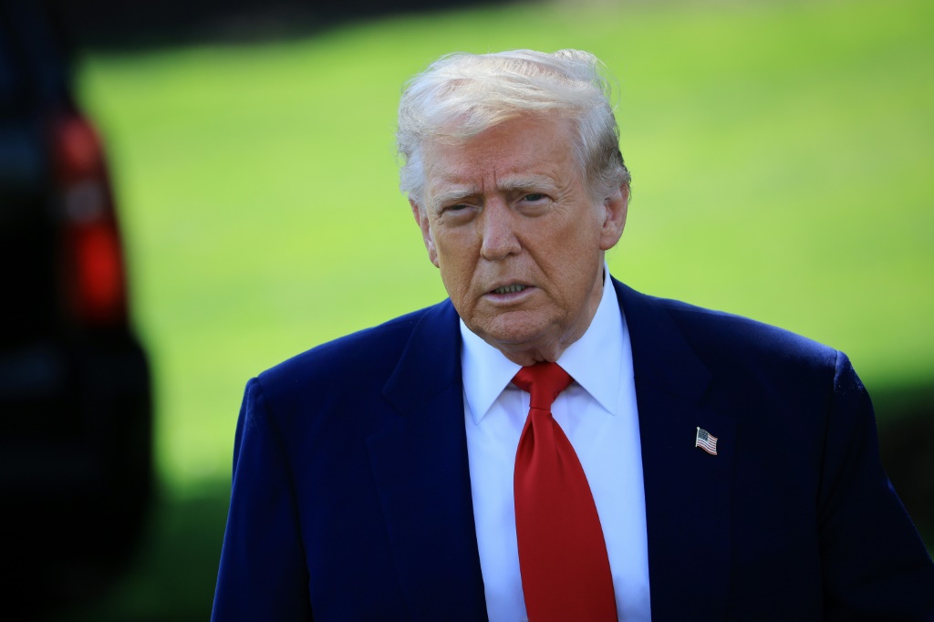 الرئيس الأميركي دونالد ترامب في حديقة البيت الأبيض في واشنطن العاصمة، في 29 نيسان/أبريل 2025 (أ ف ب)
