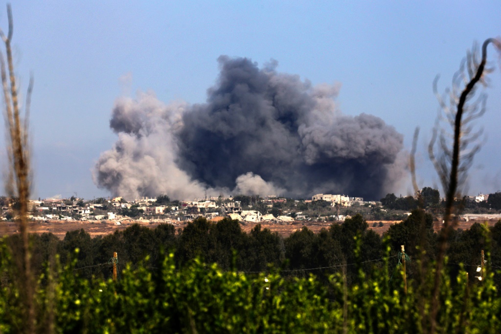 صورة التقطت من الجانب الإسرائيلي للحدود لقصف على قطاع غزة في الخامس من حزيران/يونيو 2025 (أ ف ب)
