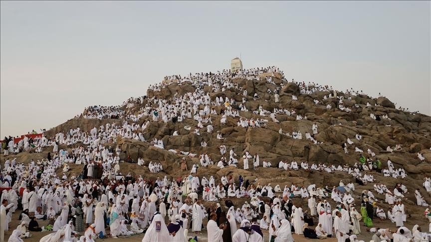 خطيب عرفة يدعو إلى الله لنصرة فلسطين وإغاثته (الأناضول)