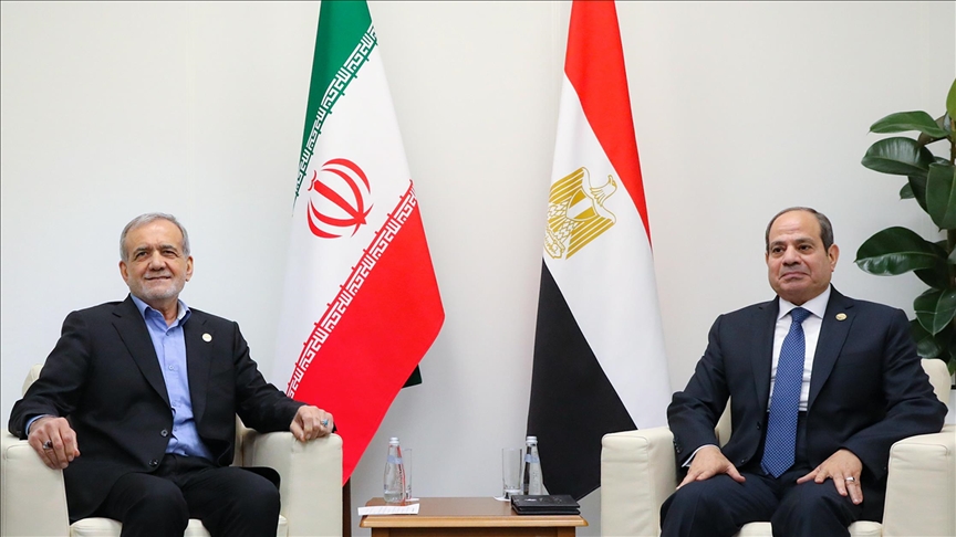 الرئيس المصري عبد الفتاح السيسي ونظيره الإيراني مسعود بزشكيان (الاناضول)