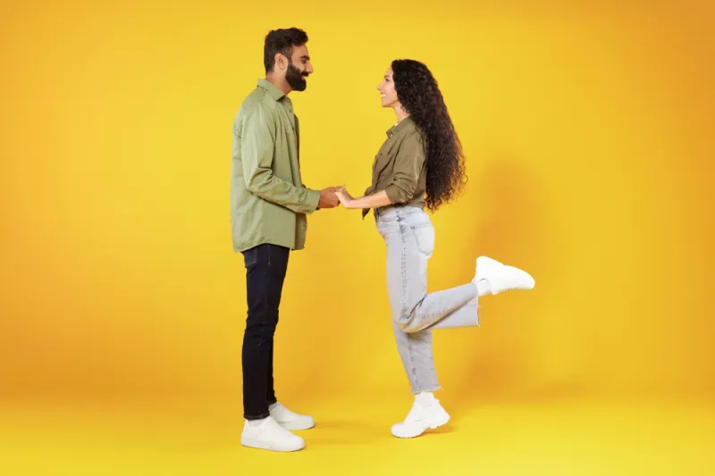 كيف يؤثر الانجذاب لشخص آخر على مشترياتك؟ دراسة تجيب (الرجل)