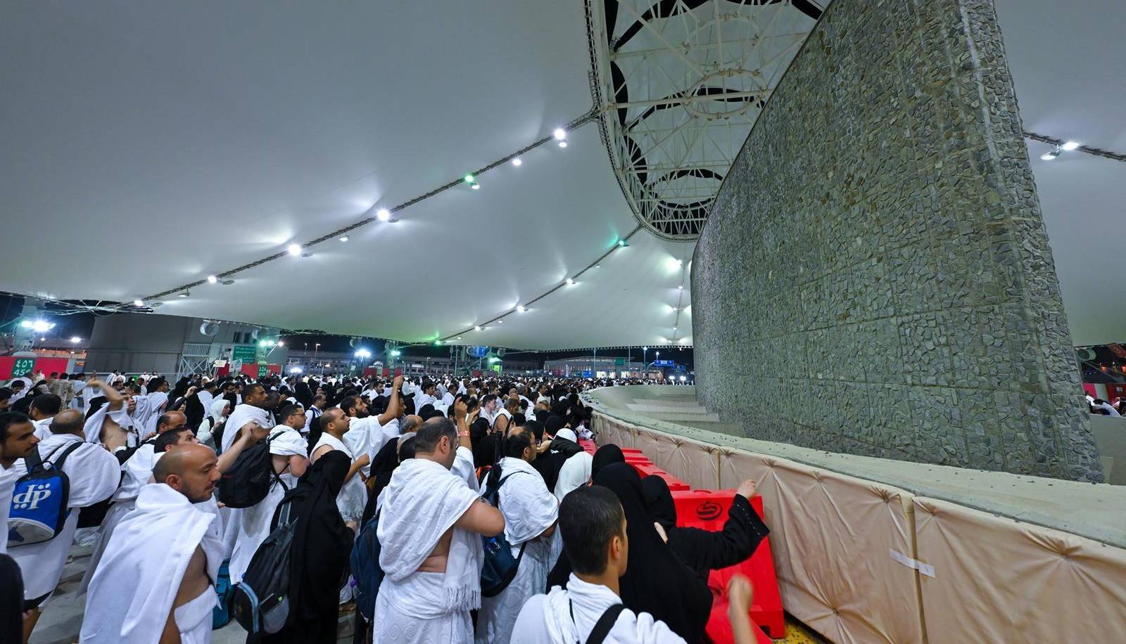 حجاج بيت الله الحرام خلال رميهم جمرة العقبة الكبرى (واس)